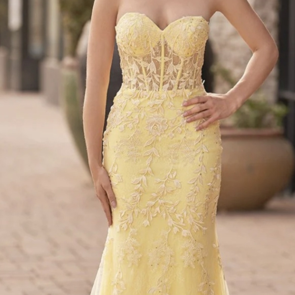 Chic Strapless Yellow Lace Dress